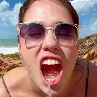 Епріл Бігасс Оголені