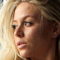 Бариста Ніккі Оголені