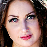 Белла Блоуз Оголені