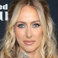 Бріттані Махоумс Оголені