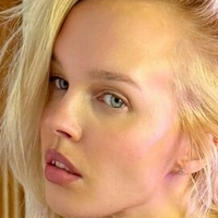 Крістал Лілі Оголені