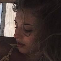 Еліана Джонс Оголені
