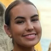 Емілі Робертс Оголені