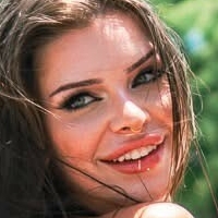 Гейлі Ларей Оголені