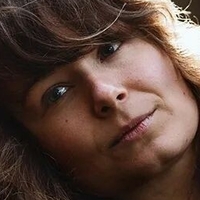 Ханна Ассіл Оголені
