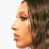 Іша Каур Дхіллон Оголені