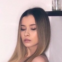 Лівія Геллерт Оголені
