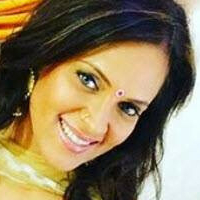 Мінакші Сетхі Оголені