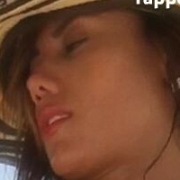 Нія Ісаза Офіціал Оголені